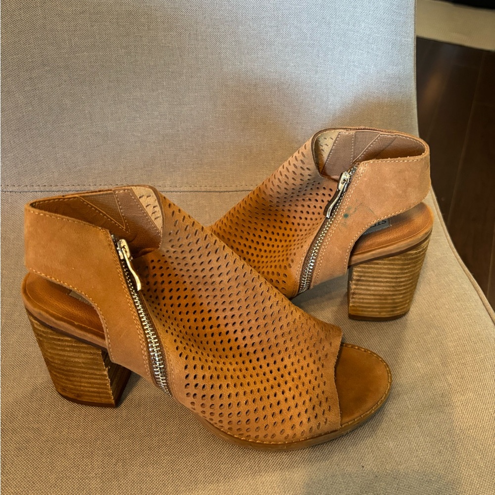 Steve Madden 8.5 - Women's Tan Peep-Toe Block Heel Sandals